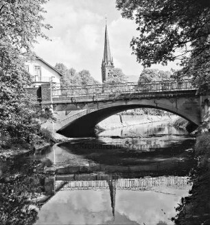 Beste: hinten Uferbefestigung mit Betonplatten: Kurparkallee, Kurparkbrücke: im Hintergrund Peter-Paul-Kirche, mit Spiegelung