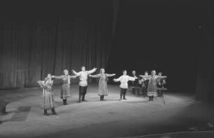 Moissejew-Ensemble im Admiralspalast : Auftritt einer Volkstanzgruppe