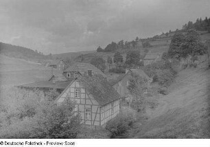 Bewohntes Tal und Berghänge