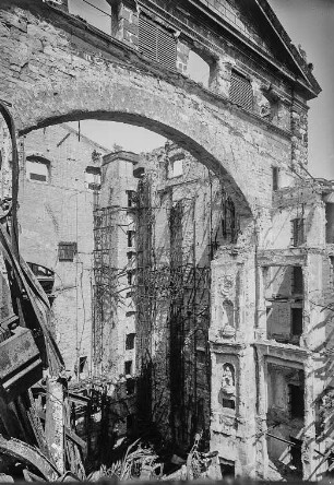 Dresden-Altstadt. Ruine des Opernhauses. Bühnenportal gegen das Bühnenhaus