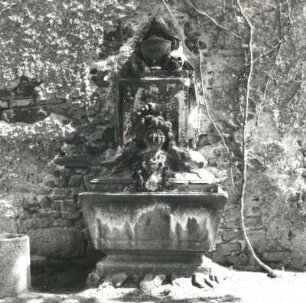 Grabmal. Sandstein. 18. Jh. Colditz, Friedhofskirche St. Nikolai, Westseite
