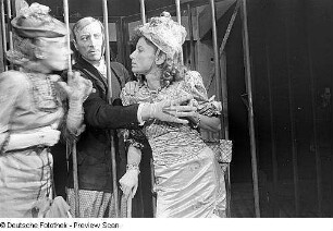 Szenenbilder aus "Die Dreigroschenoper" von Bertolt Brecht und Kurt Weill mit Hubert von Meyerinck in der Hauptrolle. Hebbel-Theater Berlin, Premiere 15. August 1945