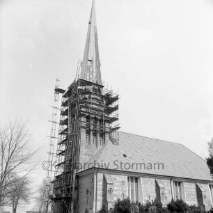 Friedenskirche: Kirchturm mit Baugerüst: Außenansicht von Südwesten