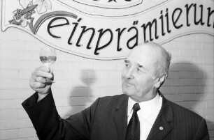 Freiburg: Weinbauinstitut; Präsident Klaus des Weinbauverbandes mit Weinglas