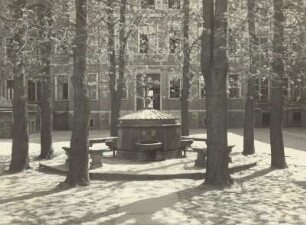 Brunnen im Hof der Fürsten- und Landesschule St. Afra in der Frühlingssonne