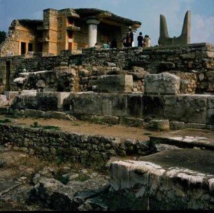 Palast von Knossos : Kreta, Knossos. Minoischer Palast. Süd-Propylon, Stier-Kultsymbol, Sockelmauern von Südkorridor und Südeingang