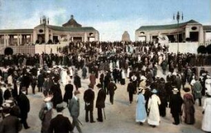 Verkehr auf der Freitreppe nach dem Vergnügungspark [Weltausstellung für Buchgewerbe und Graphik, Leipzig 1914 : Offizielle Ansichtskarte]