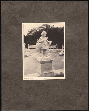 Märchenbrunnen, Berlin-Friedrichshain: Tafel 20: Skulptur Rotkäppchen (aus: Max Osborn, Der Märchenbrunnen am Friedrichshain zu Berlin)