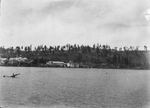 Gewässer- und Stadtansicht : Blick auf eine Stadt am Bosporus.