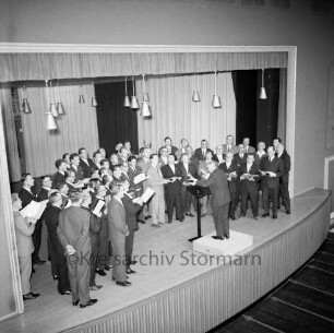 8. Kreissängerfest: Realschule [später Alfred-Rust-Realschule]: Festhalle: Bühne: Chorgemeinschaft "Stormarnsche Schweiz": Dirigent Alfred Rughase