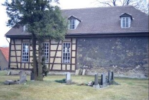 die dem Friedhof zugewandte Traufseite der Kirche