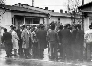 Demonstranten vor Wohnlager, Frankfurt am Main (Rödelheim), 1970