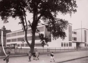 Celle, Volksschule : Celle. Volksschule, Siedlung Georgsgarten. Straßenansicht von Südwesten