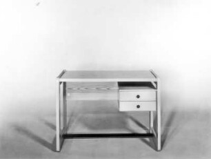 Schreibtisch "Heidi" : Schreibtisch "Heidi". Holz, folienbeschichtet in Kiefernholzoptik (1982; VEB Märkische Möbelwerke Trebbin). Leipziger Herbstmesse, 1982