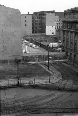 Berlin: Reichstagsgebäude; vom Sitzungszimmer auf Sperrmauer Dorotheenstraße