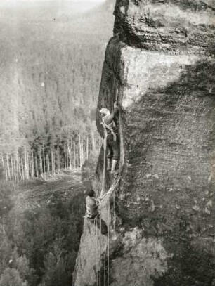 Sächsische Schweiz. Großer Zschand, Kanstein-Vorgipfel. Seilschaft Karlheinz Gonda und G. Junghans bei der Erstbegehung des (Märchentürmer-)Südwestweges (VIIb) 6.6.1948