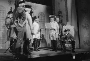 Szenenbilder aus "Der Müller von Sanssouci" von Peter Hacks in der Regie von Wolfgang Langhoff. Kammerspiele (Deutsches Theater) Berlin, Uraufführung 05.03.1958 : Mit Herwart Grosse als Friedrich II., Paul R. Henker als Müller, Ernst Kahler, Josef von Santen als Prinz Heinrich, Hans Stetter als de Catt, Werner Pledath als Bäcker Wewerka, Werner Segtrop, Ulrich Thein als Knecht Nickel, Karla Runkehl als Magd, A. P. Hoffmann als Landrat Tornow, Harry Berber als Trescho u. a.