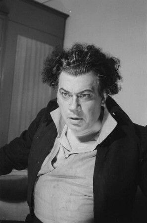 Szenenbilder aus der Oper "Dantons Tod" von Gottfried von Einem an der Deutschen Staatsoper Berlin: mit Hans Reinmar in der Titelrolle und Erich Witte als Robespierre, Elisabeth Grümmer u. a. : Soloaufnahme von Hans Reinmar als Danton