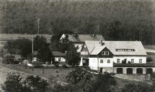 Kleinhennersdorf (Gohrisch-Kleinhennersdorf), Alter Schulweg 43. Ortsteilansicht mit Heymannbaude