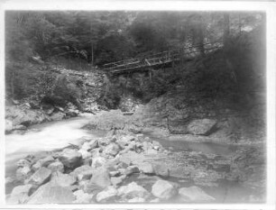 Alpen. Gebirgsbach mit Holzbrücke in den nördlichen Kalkalpen Österreichs oder Deutschlands