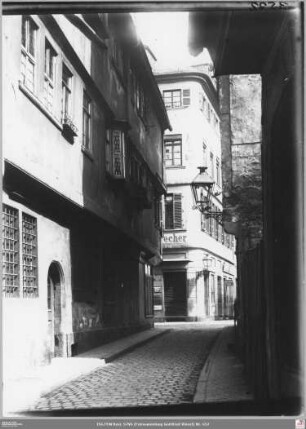 Große Fischergasse nach Osten, links Eckhaus Fahrgasse 15 (Fürsteneck, angeschnitten), Bildmitte Eckhaus Brückhoffstraße 22
