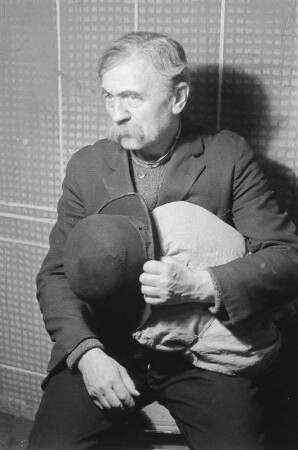 Szenenbilder aus dem Stück "Der Hauptmann von Köpenick" von Carl Zuckmayer am Deutschen Theater Berlin : Soloaufnahme von Paul Bildt als Wilhelm Voigt