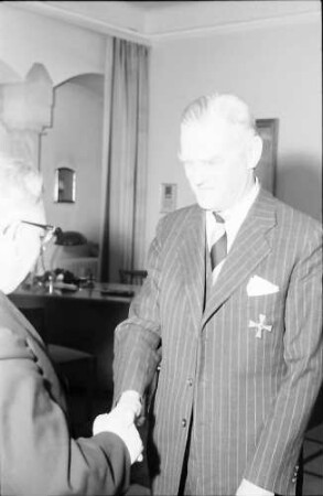 Freiburg: Regierungspräsidium; Bundesverdienstkreuz 1. Klasse für Poppen, Überreichung des Bundesverdienstkreuzes