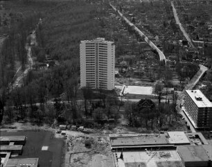 Sachsenwald-Hochhaus (Hamburger Straße 49): Luftbild: im Vordergrund links Grundschule Klosterbergen, rechts Einkaufszentrum, im Hintergrund rechts Straße Langenhege