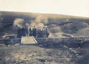 Bei Reykjavík (Island). Touristen beim Besichtigen der Heißen Quellen