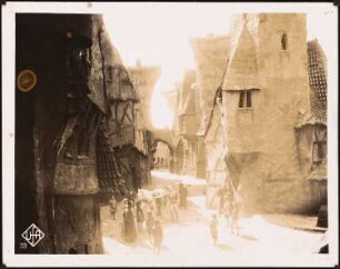 Filmarchitektur: Der Golem: Blick auf Gasse (Inv. Nr. 2822), Bote des Königs begrüßt die Tochter des Rabbi Löw