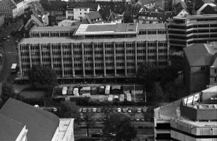 Freiburg: Universität KG II, frontal von Westen, mit Bauwagen