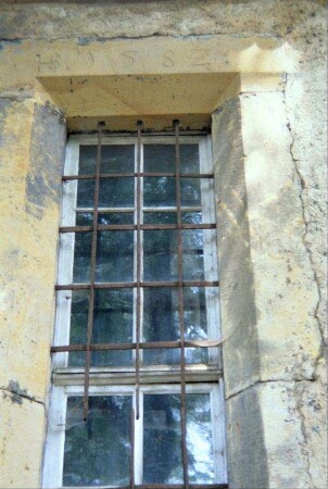 Dorfkirche, Fenstergewände mit Jahreszahl 1582 und Initialen
