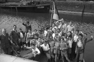 Schifffahrt der Brettener Schülerlotsen auf dem städtischen Motorboot "Friedrich Töpper".
