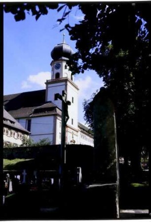 Münstertal: Klosterkirche mit Kreuz im Vordergrund
