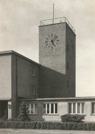 Senftenberg. Ingenierschule für Braunkohlenbergbau. Teilansicht mit Uhrenturm (in gelblichem heimischen Klinker)