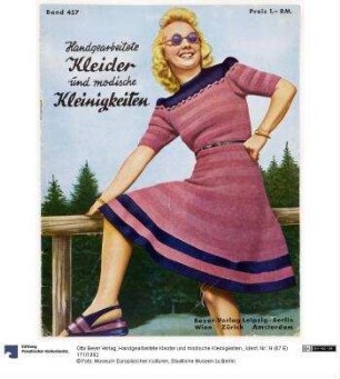 Handgearbeitete Kleider und modische Kleinigkeiten.