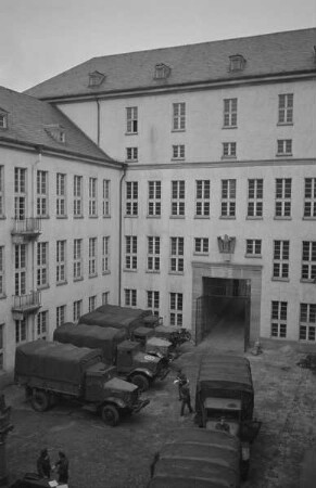 Central Collecting Point Marburg. Transportfahrzeuge der alliierten Truppen im Innenhof des Staatsarchivs Marburg.