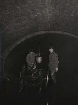 Unter den Straßen von Berlin. Zwei Arbeiter im Abwasserkanal