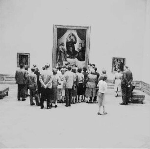 Dresden-Altstadt. Gemäldegalerie Alte Meister. Besucher vor dem Gemälde "Die Sixtinische Madonna" von R. Santi gen. Raffael