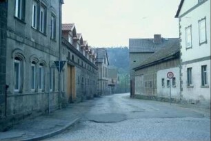 Häuserzeile beidseitig, große Gebäude, Höfe