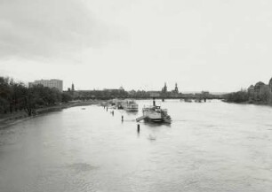 Elbe bei Hochwasser. Anlegestellen der Hotelschiffe