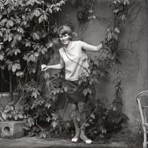 Fotografie einer jungen Frau "Am Weinlaub"
