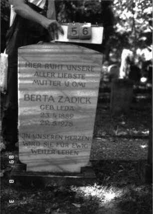 Grabstein 56 (Index: 100102153) Material: Marmor Zustand: gut Maße HxBxT: 102x55x13 cm Beschreibung: unten eingeschnürte Stele, Sockel, Segmentbogenabschluß Steinmetz: J. Götz: Grabstein 56