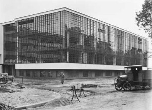 Dessau, Bauhaus, Werkstattgebäude während der Gestaltung des Umfelds