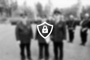 Amtsfeuerwehrtag des Amtes Siek: Oetjendorfer Landstraße: Sportplatz: Ehrung: stellvertretender Amtswehrführer und Braaker Ortswehrführer [Name maskiert] mit silbernem Deutschen Feuerwehr-Ehrenkreuz zwischen Kreisbrandmeister [Name maskiert] und Amtswehrführer [Name maskiert] dahinter rechts Fahnenträger: hinten angetretene Wehren: Bäume: 10. [Name maskiert]