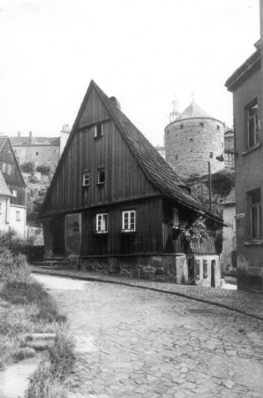 Bautzen, Vor der Fischerpforte 10. Wohnhaus (sog. Hexenhäuschen, vor 1604). Straßenansicht gegen Bastion der Stadtbefestigung