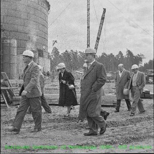 Besuch von Dr. Siegfried Balke (Bundesminister für Atomkernenergie und Wasserwirtschaft (BMAtW)) auf der Baustelle des Forschungsreaktor 2 (FR 2)