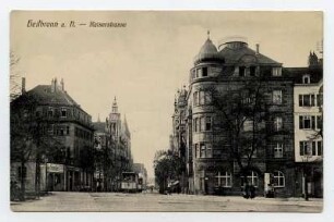 "Kaiserstrasse" - oberer Teil ab Kreuzung Allee, im Vordergrund Gewerbekasse (Kaiserstraße 37), Fahrradhandlung (Kaiserstraße 58) mit Werbeschild "Neckarsulmer" und Straßenbahn; im Hintergrund Kilianskirche