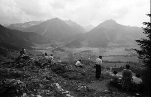 Bad Oberdorf: Schöne Aussicht auf der Oberjochstraße, Menschen auf den Felsen