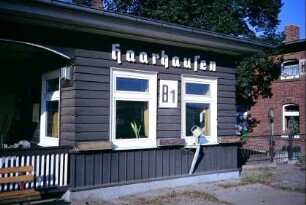 Teilansicht Dienstraum mit weißen Holzbuchstaben als Schriftzug